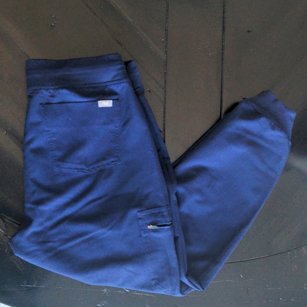 Gently Used FIGS Zamora Joggers in Navy -MP